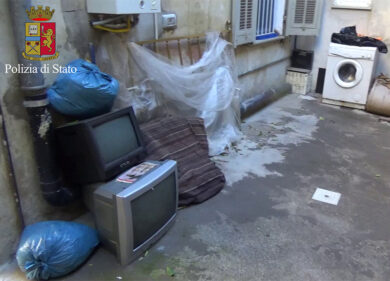 Sanremo, picchia e tiene segregata al guinzaglio la madre per 8 anni. VIDEO
