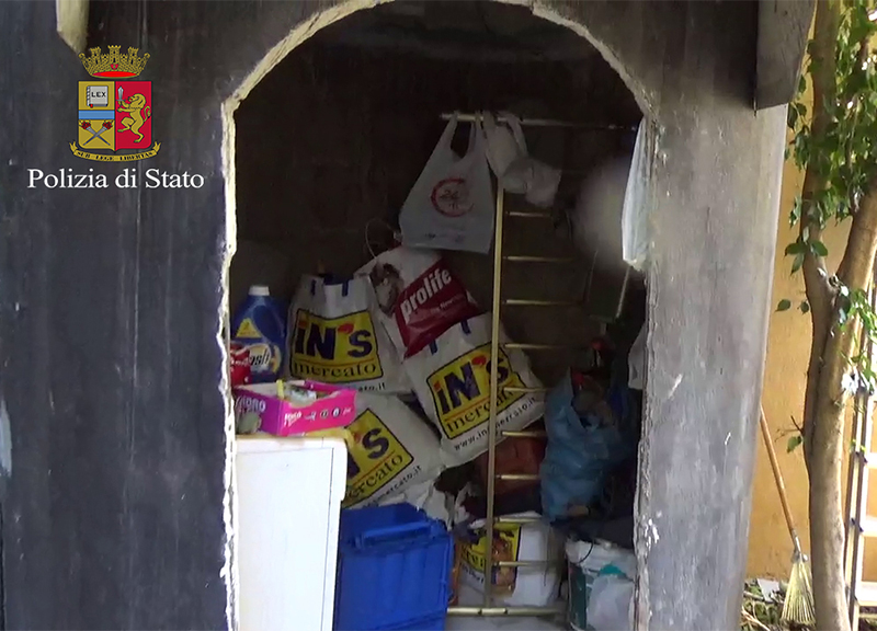 Sanremo, picchia e tiene segregata al guinzaglio la madre per 8 anni. VIDEO Sanremo, picchia e tiene segregata al guinzaglio la madre per 8 anni. VIDEO