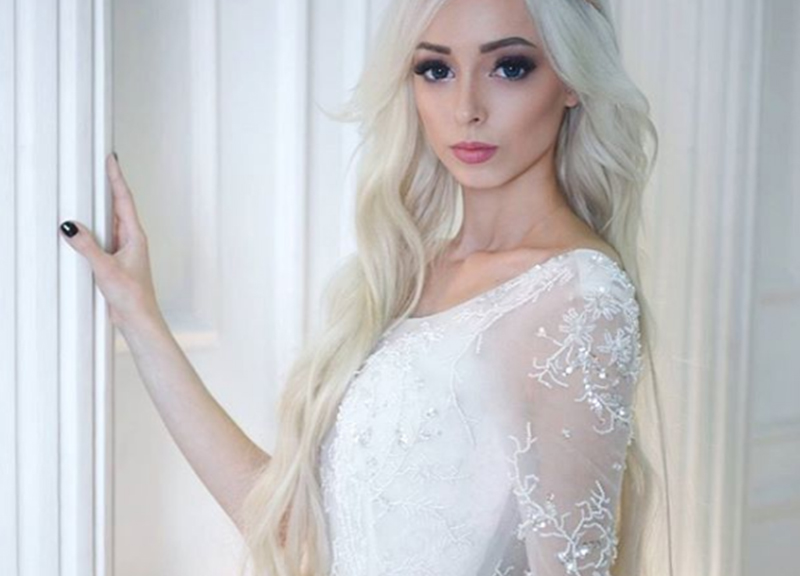 Chirurgia estetica, boom di donne che vogliono assomigliare a Barbie Chirurgia estetica, boom di donne che vogliono assomigliare a Barbie