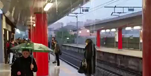 Pioggia dentro la stazione e pendolari con l’ombrello: La Giustiniana allagata