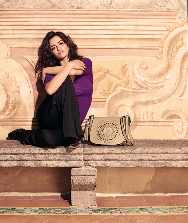 Carpisa, Penelope Cruz modella e co-designer: ecco la nuova campagna