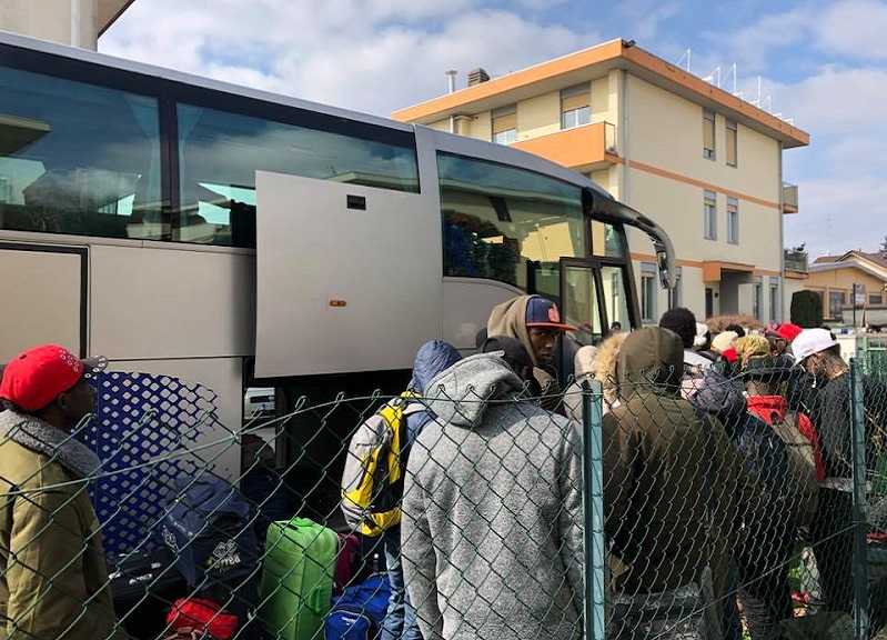 Sindaco di Gallarate paga il biglietto a 12 profughi per “liberarsene”