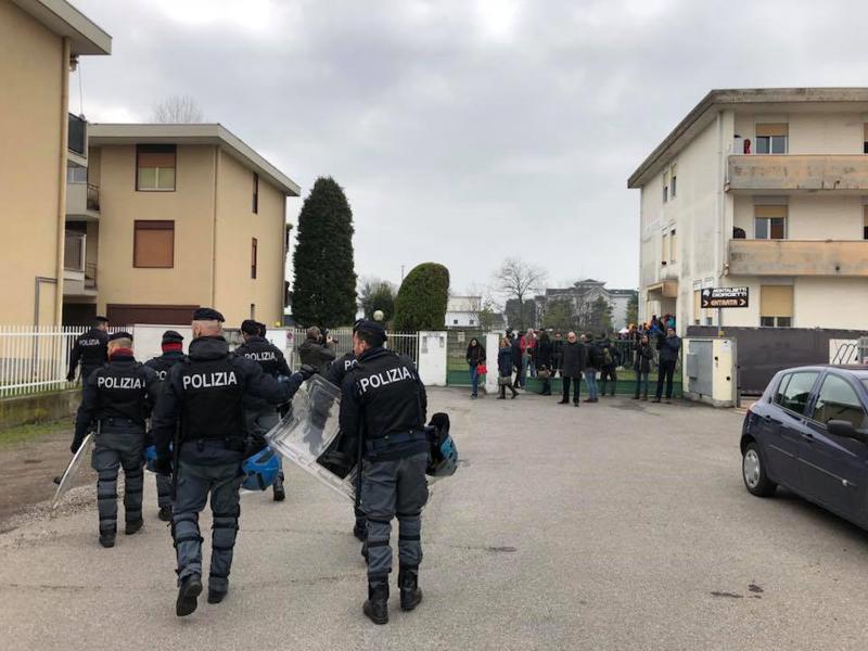 Sindaco di Gallarate paga il biglietto a 12 profughi per “liberarsene”