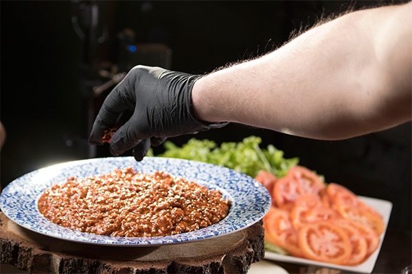 Food Network lancia “Man V Food – La Sfida”. Foto e video