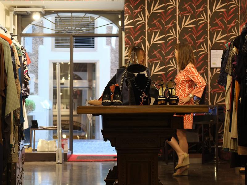 Lesley Luxury Vintage inaugura oggi a Milano