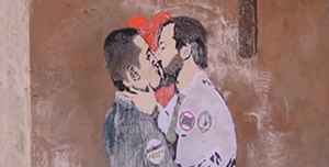 Salvini bacia Di Maio, compare murale vicino al Parlamento