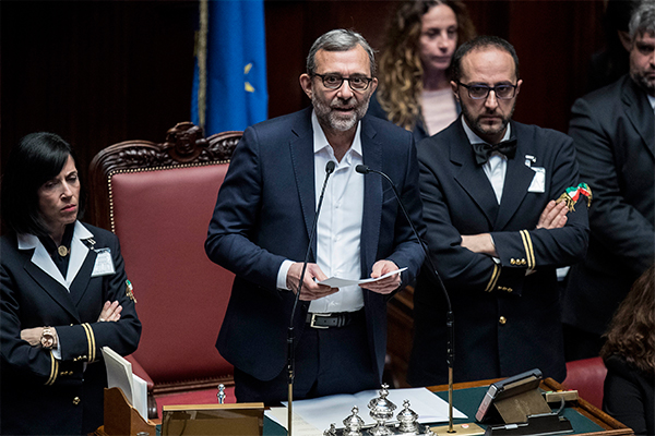 Camere, look blu-grigio. Selfie per Salvini. Boschi tacco 12. E spunta Razzi.. Camere, look blu-grigio. Selfie per Salvini. Boschi tacco 12. E spunta Razzi..