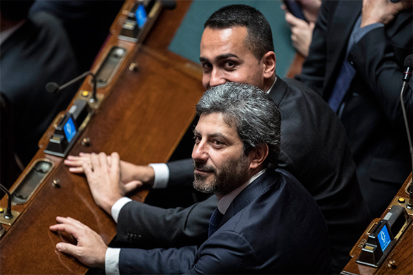 Camere, look blu-grigio. Selfie per Salvini. Boschi tacco 12. E spunta Razzi.. Camere, look blu-grigio. Selfie per Salvini. Boschi tacco 12. E spunta Razzi..