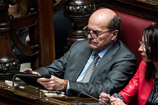 Camere, look blu-grigio. Selfie per Salvini. Boschi tacco 12. E spunta Razzi.. Camere, look blu-grigio. Selfie per Salvini. Boschi tacco 12. E spunta Razzi..