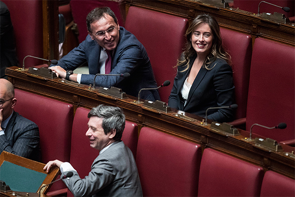 Camere, look blu-grigio. Selfie per Salvini. Boschi tacco 12. E spunta Razzi.. Camere, look blu-grigio. Selfie per Salvini. Boschi tacco 12. E spunta Razzi..