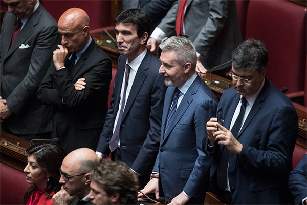 Camere, look blu-grigio. Selfie per Salvini. Boschi tacco 12. E spunta Razzi.. Camere, look blu-grigio. Selfie per Salvini. Boschi tacco 12. E spunta Razzi..