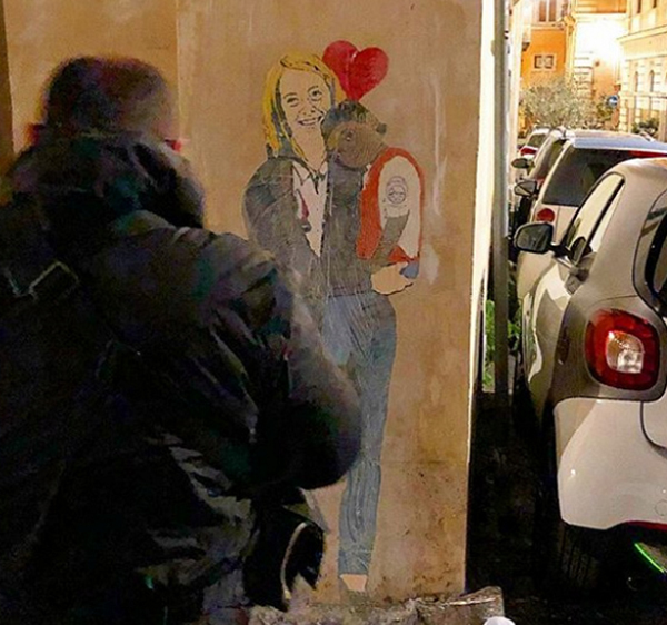 Nuovo governo, Salvini bacia Di Maio: murale vicino al Parlamento. FOTO-VIDEO Nuovo governo, Salvini bacia Di Maio: murale vicino al Parlamento. FOTO-VIDEO