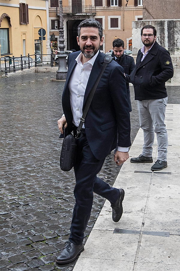 Camere, look blu-grigio. Selfie per Salvini. Boschi tacco 12. E spunta Razzi.. Camere, look blu-grigio. Selfie per Salvini. Boschi tacco 12. E spunta Razzi..