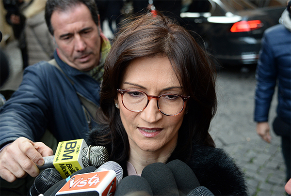 Camere, look blu-grigio. Selfie per Salvini. Boschi tacco 12. E spunta Razzi.. Camere, look blu-grigio. Selfie per Salvini. Boschi tacco 12. E spunta Razzi..