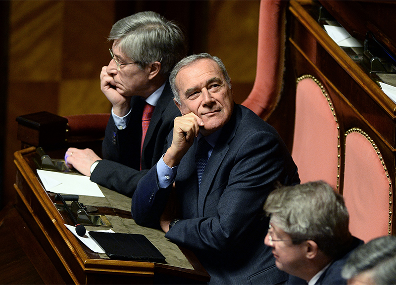Camere, look blu-grigio. Selfie per Salvini. Boschi tacco 12. E spunta Razzi.. Camere, look blu-grigio. Selfie per Salvini. Boschi tacco 12. E spunta Razzi..