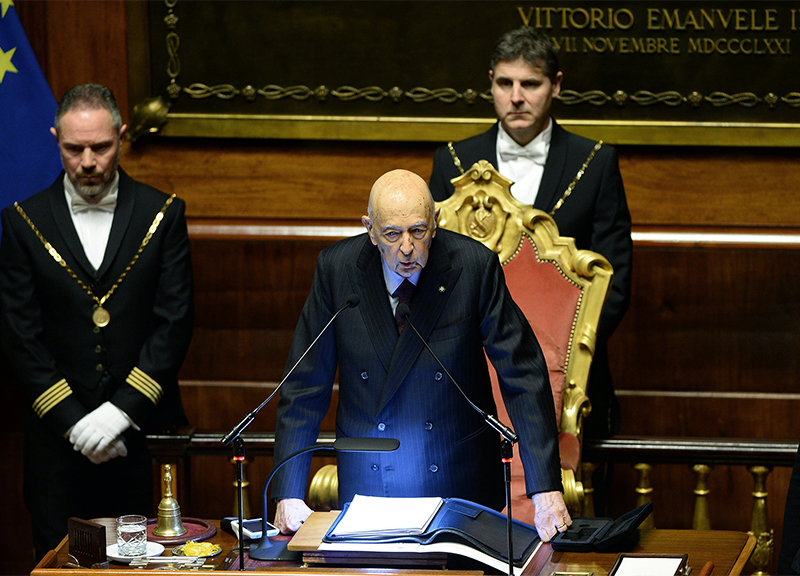 Camere, look blu-grigio. Selfie per Salvini. Boschi tacco 12. E spunta Razzi.. Camere, look blu-grigio. Selfie per Salvini. Boschi tacco 12. E spunta Razzi..