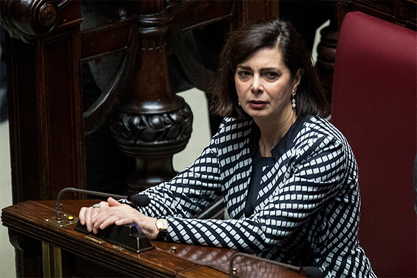 Camere look, Maria Elena Boschi in abito botticelliano. FOTO – VIDEO Camere look, Maria Elena Boschi in abito botticelliano. FOTO – VIDEO