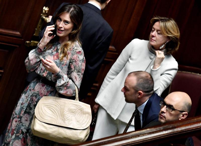 Camere look, Maria Elena Boschi in abito botticelliano. FOTO – VIDEO Camere look, Maria Elena Boschi in abito botticelliano. FOTO – VIDEO