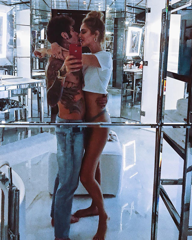 Chiara Ferragni a seno nudo: poppata social. Ma il web si divide. FOTO VIDEO