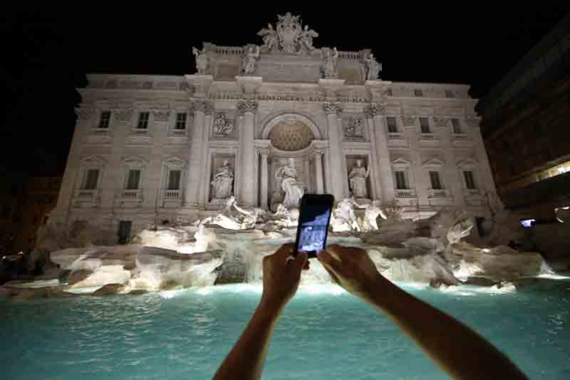Fontana di Trevi, le monetine gettate dai turisti restano alla Caritas Fontana di Trevi, le monetine gettate dai turisti restano alla Caritas