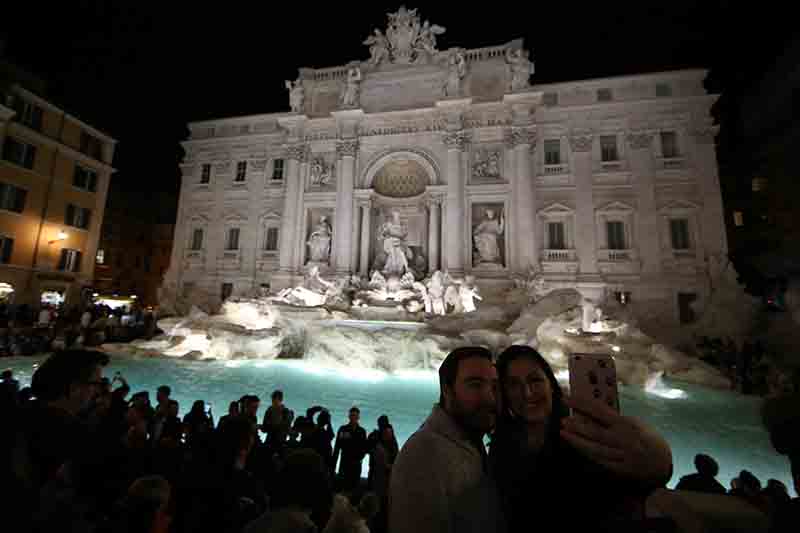 Fontana di Trevi, le monetine gettate dai turisti restano alla Caritas Fontana di Trevi, le monetine gettate dai turisti restano alla Caritas