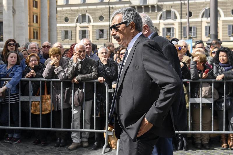 Funerali Frizzi tra lacrime e ricordi. Piazza del Popolo, migliaia di persone Funerali Frizzi tra lacrime e ricordi. Piazza del Popolo, migliaia di persone