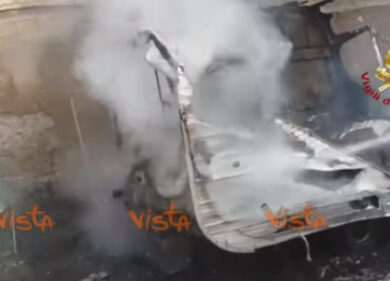 Roulotte distrutta dalle fiamme, salvato un uomo