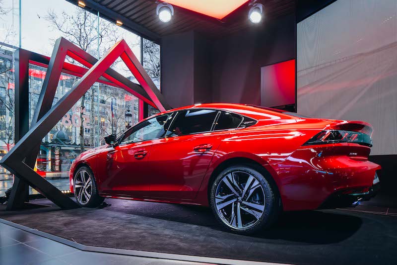 Nuova Peugeot 508 in passerella sugli Champs-Elysées Nuova Peugeot 508 in passerella sugli Champs-Elysées