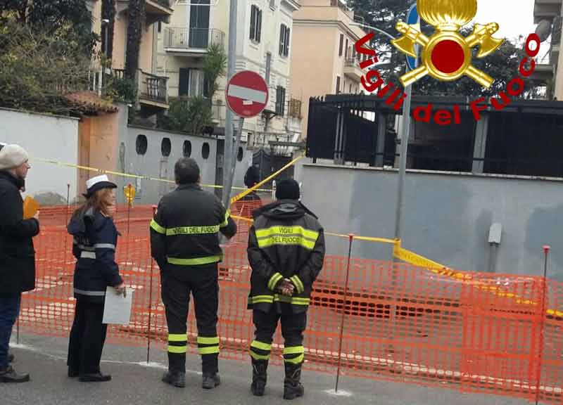 Voragini, frane e rischio alluvioni, Roma colabrodo. 44 crateri in 3 mesi Voragini, frane e rischio alluvioni, Roma colabrodo. 44 crateri in 3 mesi