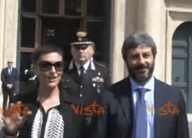 Roberto Fico mano nella mano con la compagna Ivonne
