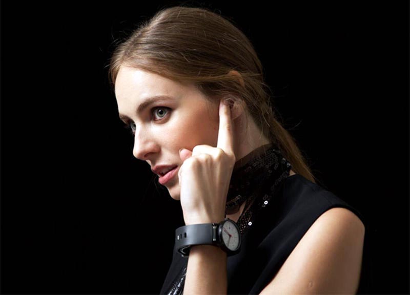 Smartphone, chiamate in arrivo sul polso. Si parlerà con il dito nell’orecchio Smartphone, chiamate in arrivo sul polso. Si parlerà con il dito nell’orecchio