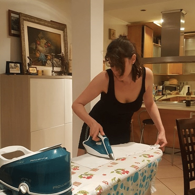 Sumaya fa stirare il marito musulmano: “Isoardi prendi appunti”. FOTO Sumaya fa stirare il marito musulmano: “Isoardi prendi appunti”. FOTO