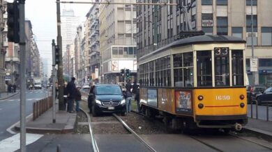 Milano, furgone della Polizia Penitenziaria incastrato: tram bloccati