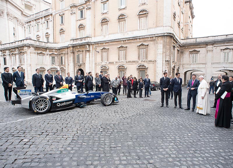 Formula E, auto e piloti in Vaticano per la benedizione di Papa Francesco Formula E, auto e piloti in Vaticano per la benedizione di Papa Francesco
