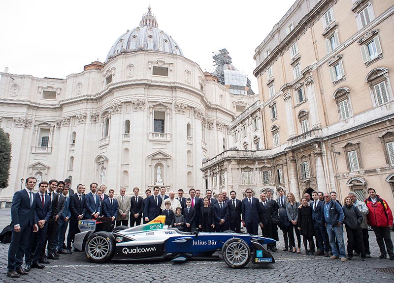 Formula E, auto e piloti in Vaticano per la benedizione di Papa Francesco Formula E, auto e piloti in Vaticano per la benedizione di Papa Francesco