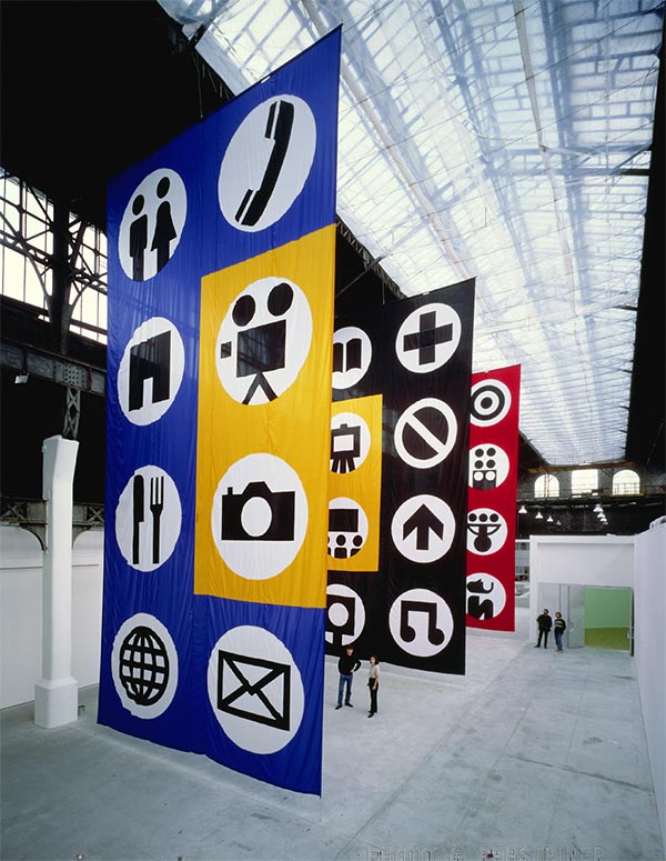 Matt Mullican all’Hangar Bicocca: elogio del Folle sulla Collina