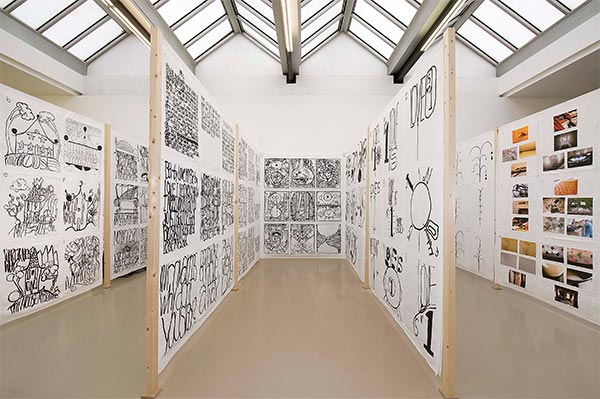 Matt Mullican all’Hangar Bicocca: elogio del Folle sulla Collina