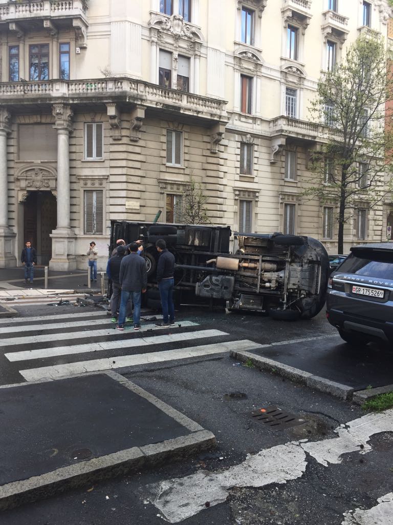 Milano, “spettacolare” incidente in via Mario Pagano. Le foto Milano, “spettacolare” incidente in via Mario Pagano. Le foto