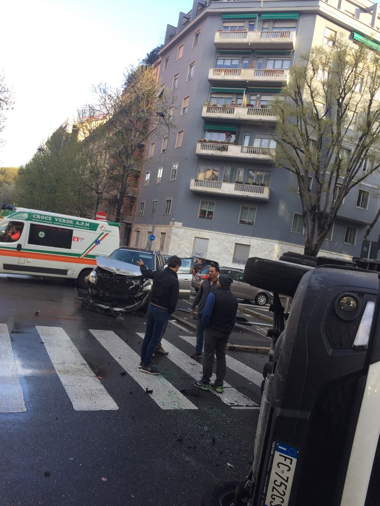 Milano, “spettacolare” incidente in via Mario Pagano. Le foto Milano, “spettacolare” incidente in via Mario Pagano. Le foto