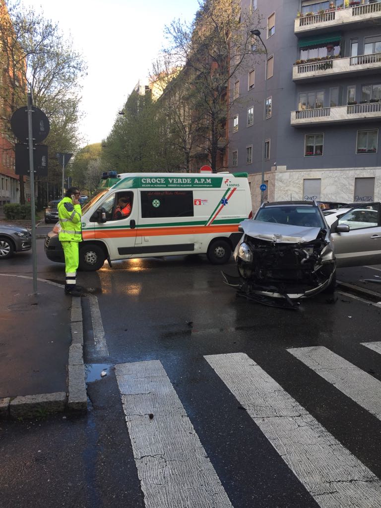 Milano, “spettacolare” incidente in via Mario Pagano. Le foto Milano, “spettacolare” incidente in via Mario Pagano. Le foto
