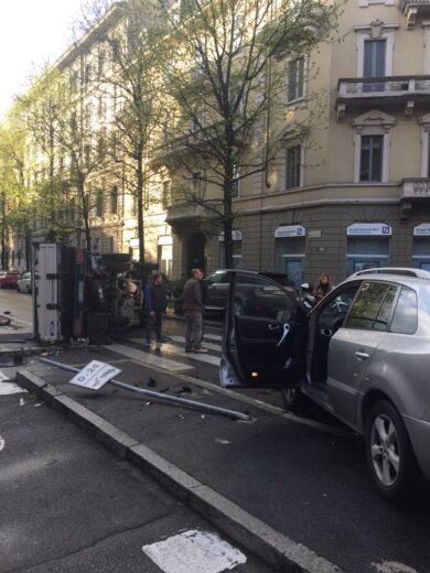 Milano, “spettacolare” incidente in via Mario Pagano. Le foto