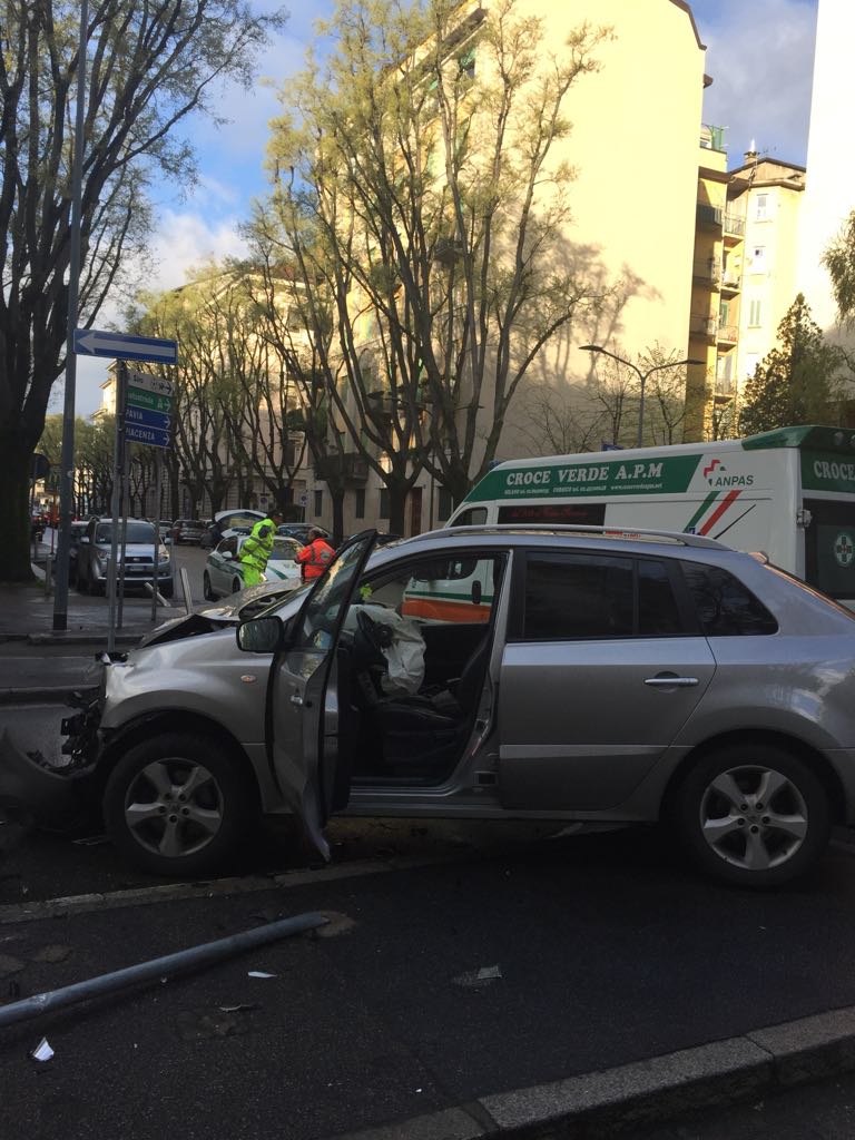 Milano, “spettacolare” incidente in via Mario Pagano. Le foto Milano, “spettacolare” incidente in via Mario Pagano. Le foto
