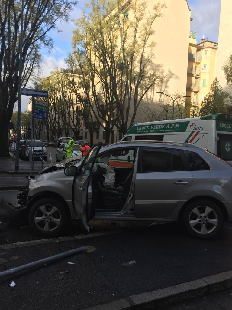 Milano, “spettacolare” incidente in via Mario Pagano. Le foto Milano, “spettacolare” incidente in via Mario Pagano. Le foto
