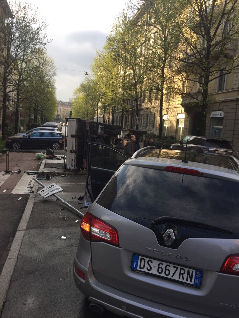 Milano, “spettacolare” incidente in via Mario Pagano. Le foto Milano, “spettacolare” incidente in via Mario Pagano. Le foto