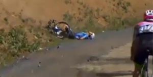 Goolaerts: occhi al cielo e braccia larghe. Ma nessuno lo soccorre. Video choc