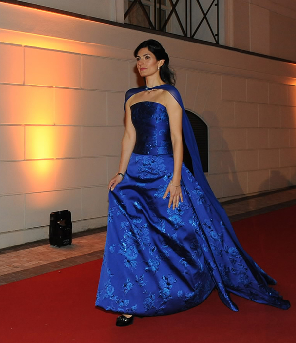 Virginia Raggi look: abito blu elettrico firmato Renato Balestra. FOTO Virginia Raggi look: abito blu elettrico firmato Renato Balestra. FOTO