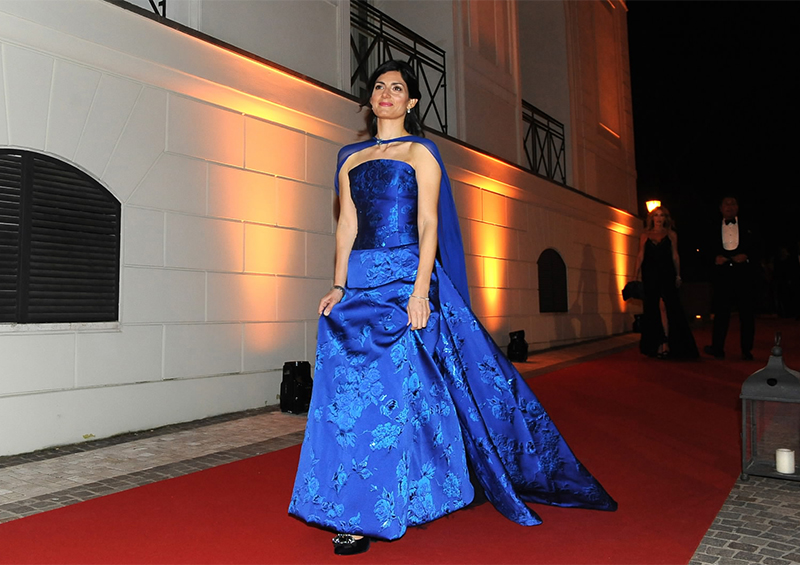 Virginia Raggi look: abito blu elettrico firmato Renato Balestra. FOTO Virginia Raggi look: abito blu elettrico firmato Renato Balestra. FOTO
