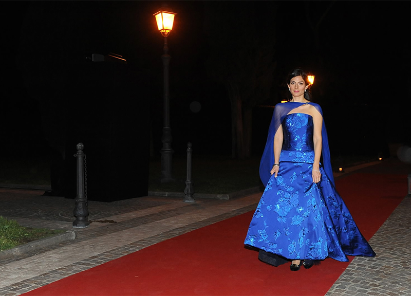 Virginia Raggi look: abito blu elettrico firmato Renato Balestra. FOTO Virginia Raggi look: abito blu elettrico firmato Renato Balestra. FOTO