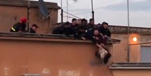 Si lancia dal palazzo, salvataggio da film in diretta