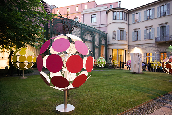 Intesa Sanpaolo: alle Gallerie d’Italia l’installazione artistica Dandelion Intesa Sanpaolo: alle Gallerie d’Italia l’installazione artistica Dandelion